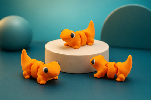 Três dinossauros articulados flexi laranja impressos em 3D sobre fundo azul